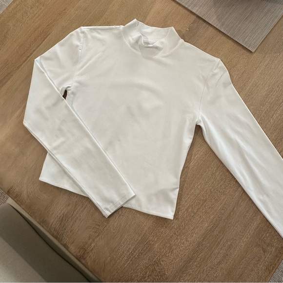Aritzia Babaton Contour Cropped Long Sleeve - Picture 1 of 3